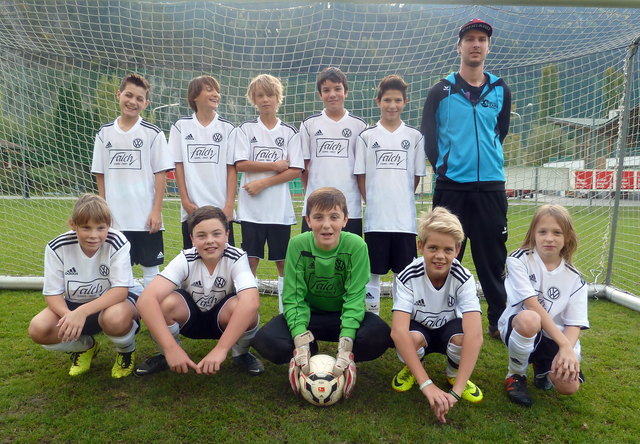 Das U13 Volksbank Junior Team wurde vom Autohaus Falch mit neuen Dressen ausgestattet. | Foto: SV Zams