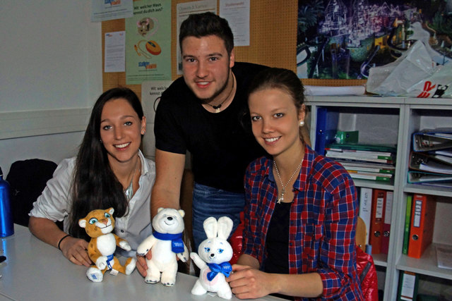 Die drei Redhaus-Initiatoren mit den Olympia-Maskottchen Marie-Christine Klotz, Marcel Auer und Andrea Thurnes (v. l.). | Foto: HLW Landeck/Prantner