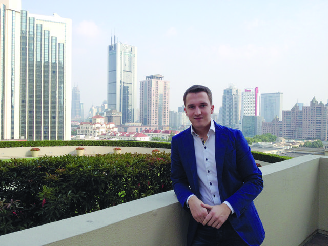 Der 22-jährige Gerald Weilbuchner aus Burgkirchen auf dem Dach des AußenwirtschaftsCenters in Shanghai. | Foto: privat