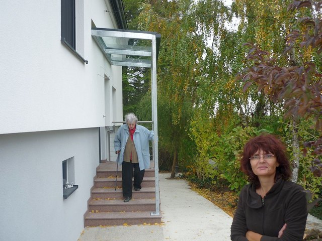 Es ist soweit, Oma führt eine Erstbegehung durch, die Stiegen sind schön flach und eine schöne Rampe führt in den Garten.