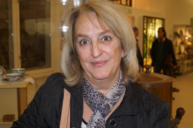 Dolores W. (61), Pensionistin: "Weniger Autos wären angenehm, in der Gasse gibt es zu viel Verkehr".