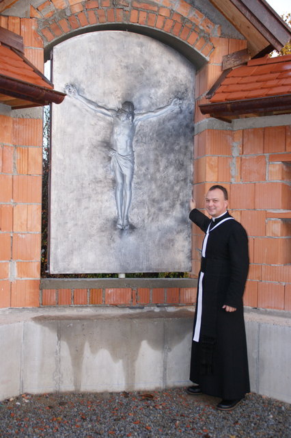 Pfarrer Markus Grasl mit dem neuen Kunstwerk am Urnenhof Antiesenhofen.