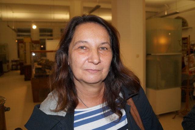 Sonja G. (54), Heimhilfe: "Am Abend ist es hier viel zu dunkel, mehr Lampen sind notwendig".