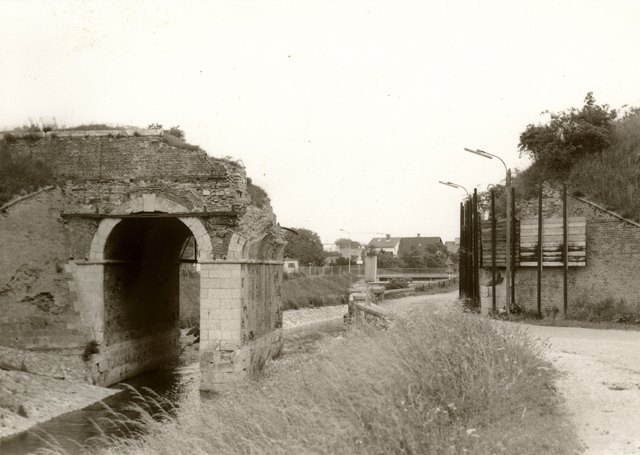 Rest der gesprengten Kanalbrücke vor dem Abbruch. Das Tragwerk für die Bahngeleise ist bereits abgetragen (1980). | Foto: Bezirksmuseum 10