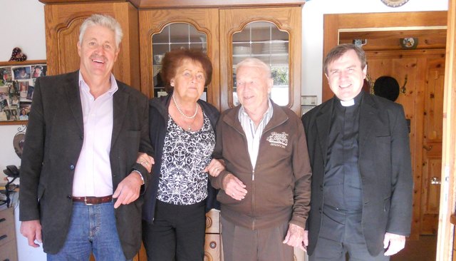 Der Kirchdorfer Bürgermeister Ernst Schwaiger und Pfarrer Mag. Georg Gerstmayr gratulierten Benedikt Mürnseer (mit Gattin Erika) herzlich zu seinem 85. Geburtstag