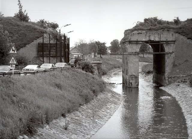 Rest der gesprengten Kanalbrücke vor dem Abbruch. Das Tragwerk für die Bahngeleise ist bereits abgetragen – Blick Richtung Unterlaa (1980). | Foto: Bezirksmuseum 10