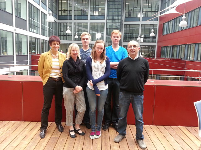 Direktorin Brigitte Reisinger und Peter Beham mit schwedischen Schülern. | Foto: privat
