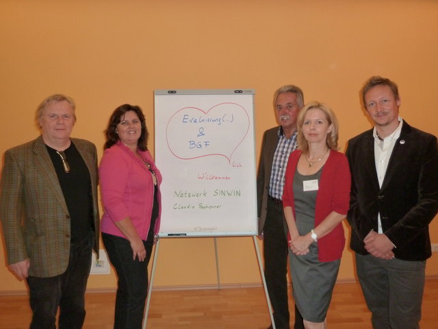 Gemeindevertreter Gemeinde Seiersberg und ReferentInnen: (v.l.n.r) Werner Koch (GR Gemeinde Seiersberg), Mag.a Claudia Schenner-Klivinyi (GF SINWIN, Netzwerk SINWIN), Günter Grain (Vizegbgm. Gemeinde Seiersberg), Ulriche Sabathy (GF Sabathy Unternehmensservice), Mag Andreas Kebler (GF Bauch Hirn Werkstatt)