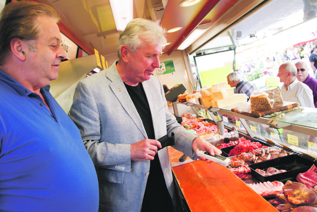 Erwin Staudinger (re.) kontrolliert die Temperatur im Marktstand von Stefan Kainz aus Kirchberg bei Mattighofen.