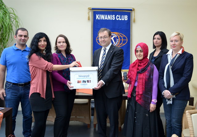 Der Kiwanis Club Braunau setzt sich mit Präsident Gerald Hamminger (Mitte) und Schülerinnen der HAK Braunau für Tetanus-Impfungen ein. Thomas Reiterer (l.) vom Kiwanis Club Schärding leitet die Handys weiter.