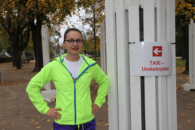 Joggerin Julia Schilder ist empört über die Restaurantzufahrt für Taxis mitten im Stadtpark. | Foto: Klinger