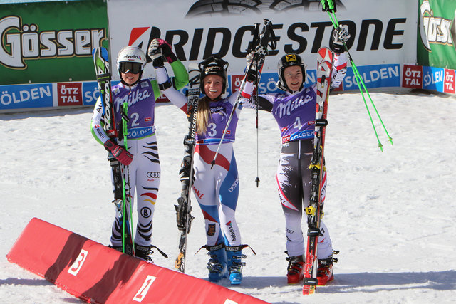Siegerfoto mit Viktoria Rebensburg (3.), Lara Gut (1.) und Kathrin Zettel (2.)