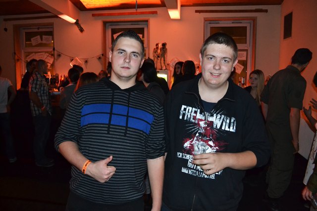 Auch unverkleidet wie Philipp Kraus (li) und Michele Pfneisl hatten die Gäste ihren Spaß.