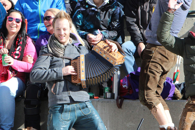Rockten auf der großen Tribüne im Gletschersation - die Gruppe "VolXXclub".