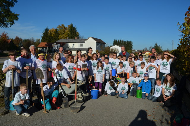 Die Pflanzteams nach getaner Arbeit am Ufer der Treffling.