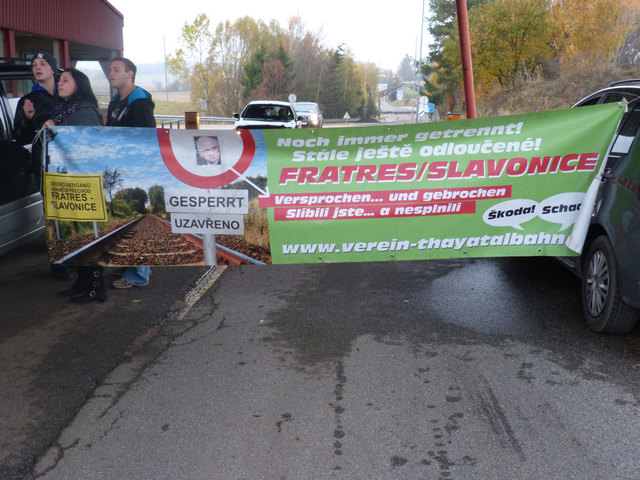 Transparent im Zentrum der Granzblockade bei der Durchfahrtsgasse für PKWs & Co