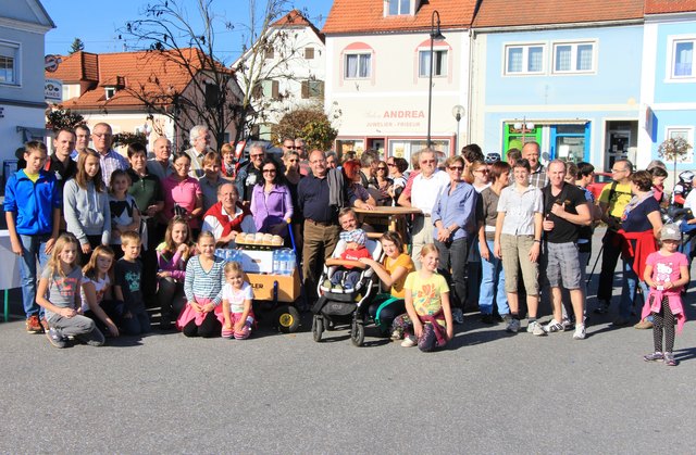Eine stattliche Gruppe nahm am Wandertag rund um Ilz teil.