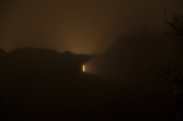 Wieder ein Strahl durch das mächtige Gemäuer der Burg,auch dieser vermag kaum die Schwärze die im Burginnern herrscht zu erhellen.