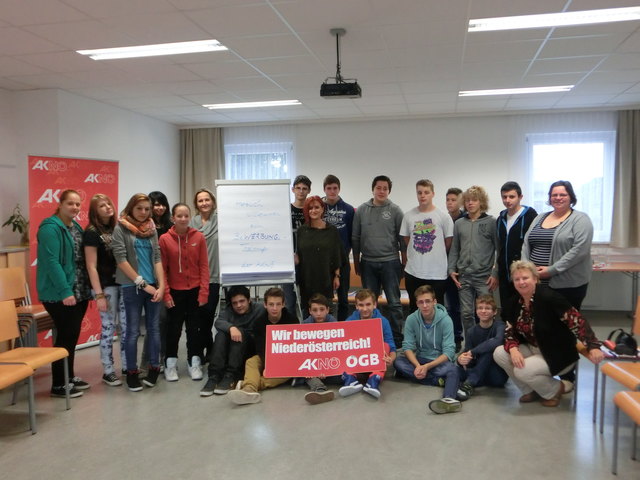 Schüler des PTS Klosterneuburg, Langstögergasse, Trainerinnen Andrea  Schuh  und  Petra  Schubert,  AK-Referentin  Petra Parzer, Lehrerin Susanne Riediger. | Foto: AK