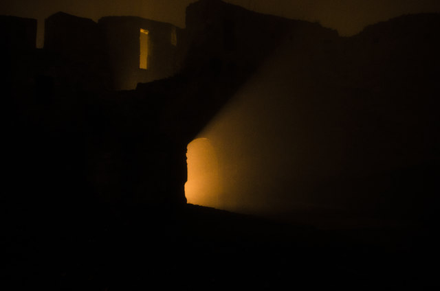 Tiefe Finsterniss im inneren, nur wenig Licht dringt durch die Luken und Pforten des mächtigen Gemäuers in den geheimnissumwitterten Burghof.