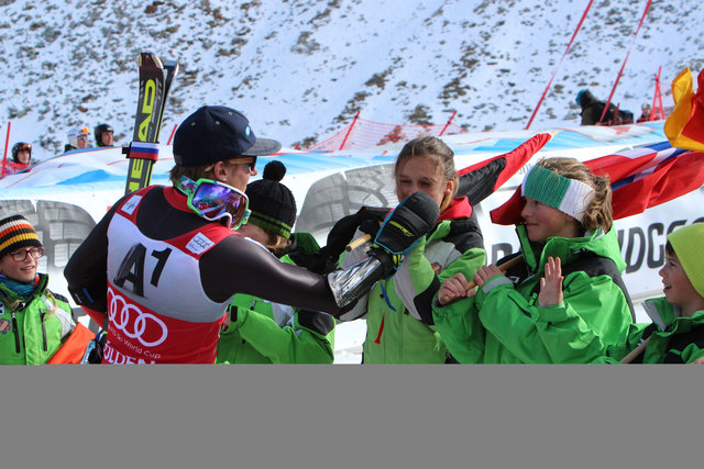 Auf dem Weg zum Podium klatschte Ted Ligety bei den Kindern des SC Sölden ab