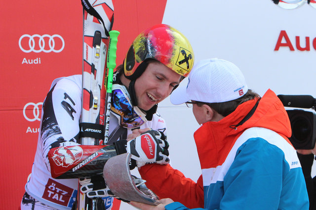 Jakob Falkner überreichte Marcel Hirscher die Siegertrophäe an
