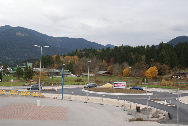 Der Kreisverkehr und die Gossenbrotstraße (vorne rechts) sind so gut wie fertig, jetzt wird noch die Thermenstraße in Richtung Breitenwang gebaut.