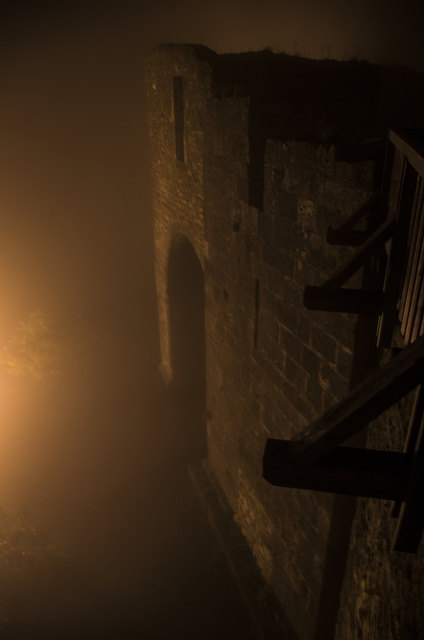 Selbst für die kühnen Ritter muss die Wache in solch einer nebulösen Nacht furchteinflösend gewesen sein.