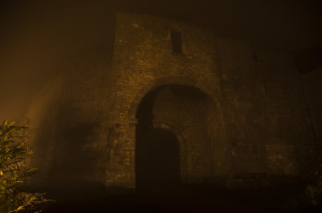 Schaurig ragt das imposante Burgtor aus dem Nebel, leise lockt es in sein geheimnissvolles inneres.