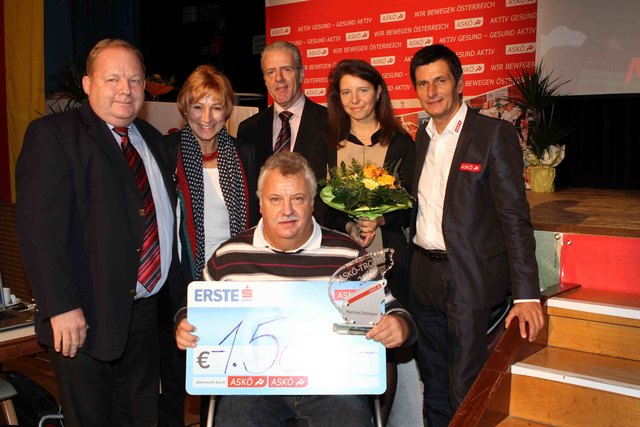 ASKÖ-Burgenland Präsident Christian Illedits überreichte Manfred Dollmann im vergangenen Jahr die beliebte ASKÖ-Trophy. | Foto: ASKÖ Burgenland