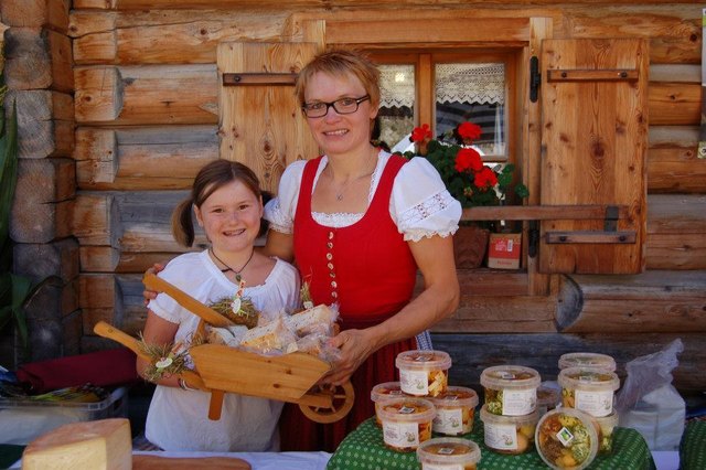 Auch auf Märkten der Genussregion kann man die Spezialitäten von Johanna Wallinger, hier mit Tochter Maria Anna, erwerben. | Foto: privat