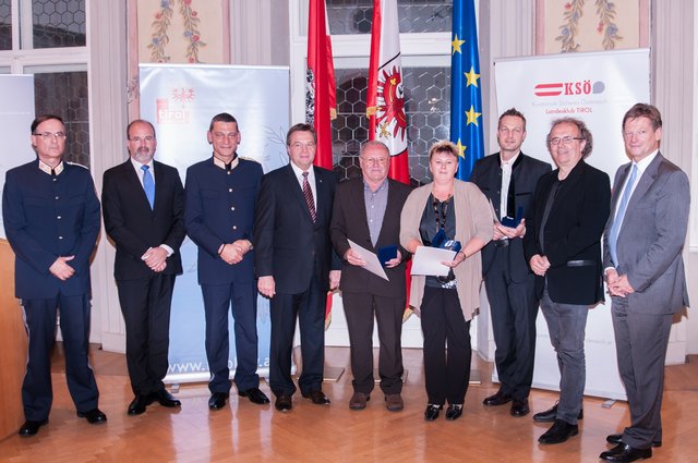 v.l. ChefInsp Walter Gaschnig, Dr. Christian Bidner, Mag. Helmut Tomac, Landeshauptmann Günther Platter, Johann Exenberger, Monika Exenberger und Helmut Hochfilzer, Mag. Hermann Petz und Dr. Hannes Schmid. | Foto: Polizei