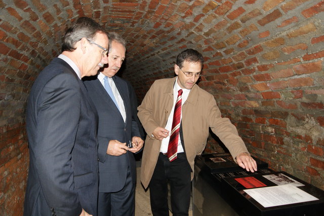 Karl Ramsmaier (re.), Obmann des Mauthausen Komitees Steyr, mit Landtagspräsident Viktor Sigl (Mitte) und Steyrs Bürgermeister Gerald Hackl.