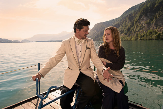 Der Oberkellner Leopold (Fritz Karl) rettet Ottilie (Diana Amft) aus dem Wolfgangsee