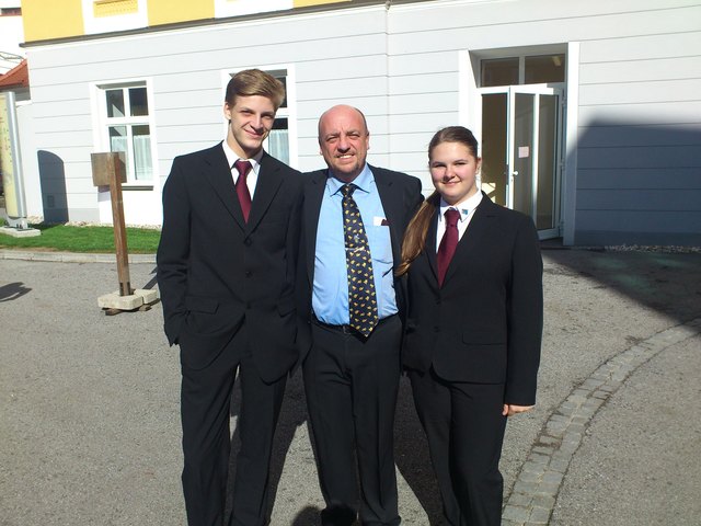 Lorenz Haas und NIna Schwarz mit ihrem betreuenden Lehrer Dipl. Päd. Martin Eibenberger