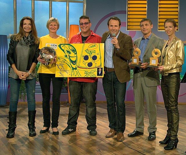 Von li nach re: Ingrid Riegler, Mag. Gabriela Sonnleitner von Licht für die Welt, Bildersteigerer Fahrlehrer Martin Krawagna aus Klagenfurt, Ex Radrennprofi und Methalcoach und Sponsor von A. Rüdiger für Licht für die Welt Harald Maier, Künstlerin der Auszeichnungen Sandra Altmann. | Foto: Foto: E. Altmann