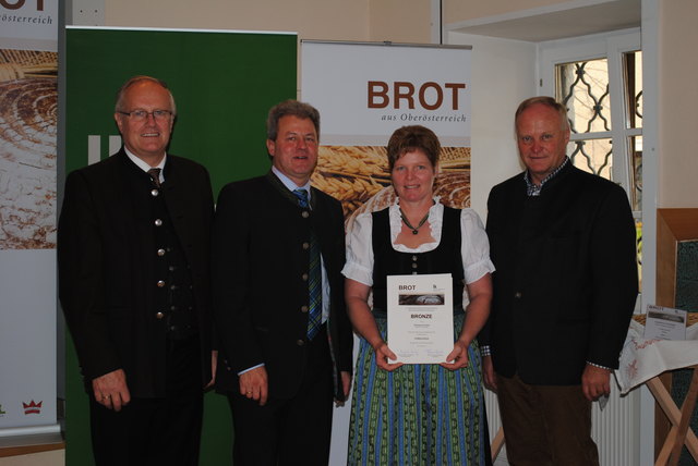 Präsident der LK OÖ ÖR Ing. Franz Reisecker, Vizepräsident der LK OÖ Karl Grabmayr, Preisträgerin Gertraud Gruber, Direktor der LK OÖ Friedrich Pernkopf | Foto: Privat