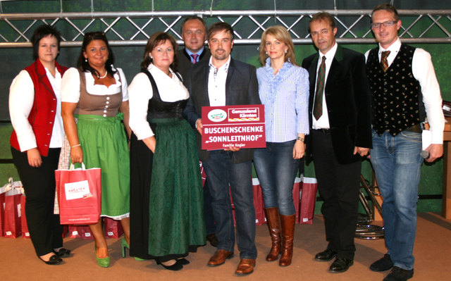 Mit der neuen Hoftafel: Karoline und Wilfried Kogler (3. und 4. v.r.) | Foto: KK