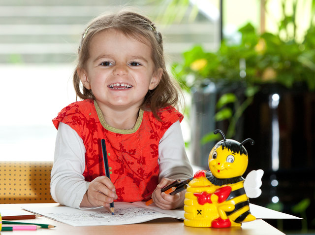 Die Geschenke sind eine kleine Aufmerksamkeit. Sie sollen vor allem Kinder für das Thema „Sparen“ sensibilisieren. | Foto: RLB