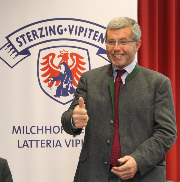 Obmann Steixner: "Wir werden ein verlässlicher Partner sein", sagt der Obmann der Milchgenossenschaft Wipptal-Stubai Anton Steixner bei der Vetragsunterzeichnung | Foto: Gratl