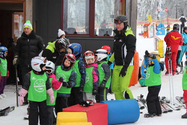 Der Krabbelskikurs gewöhnt die Kleinen ans Gerät. | Foto: Skiclub Schardenberg