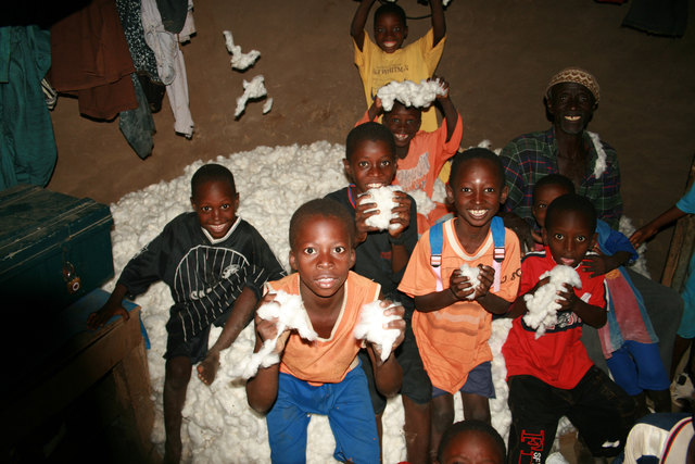 Damit diese Kinder im Senegal zur Schule gehen können, brauchen ihre Eltern existenzsichernde Löhne.