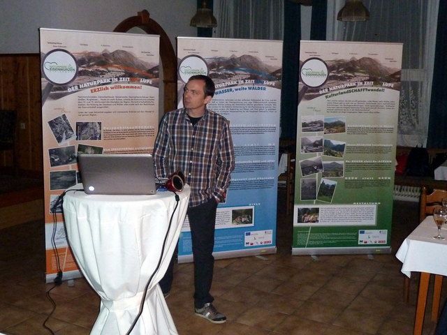 Daniel Zoller vom E.C.O.-Institut Klagenfurt präsentiert die drei Schautafeln zum Thema Landschaft im Wandel.