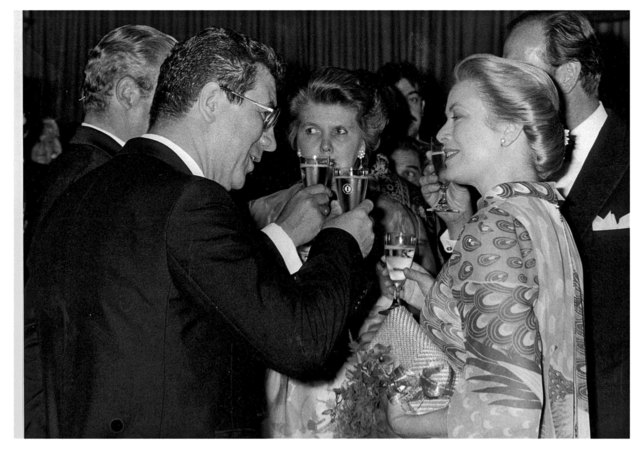 Fürstlicher Besuch von Gracia Patricia von Monaco, vormals Grace Kelly, im Intercontinental vor dem  Wiener Stadtpark. | Foto: »Die Wiener Grand Hotels und ihre Gäste«, Metroverlag