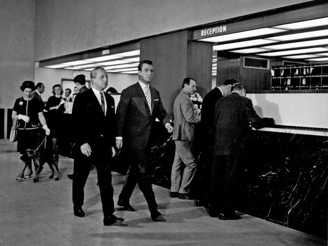 Gunther Philipp und Peter Alexander im Intercontinental. Dort wurde 1964 die Verwechslungskomödie „Hilfe, meine Braut klaut“ gedreht. | Foto: »Die Wiener Grand Hotels und ihre Gäste«, Metroverlag
