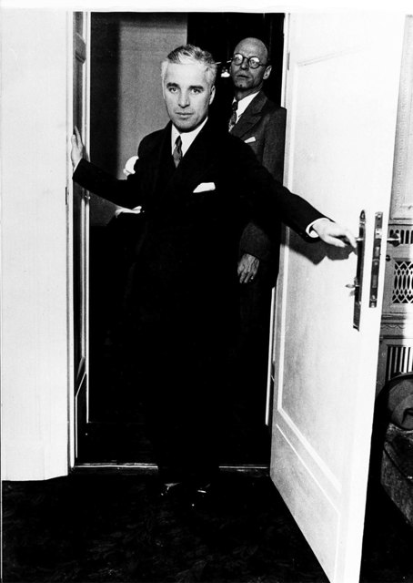 1931: Der Stummfilmstar Charlie Chaplin stieg im Imperial ab. Tausende Schaulustigen kletterten auf Bäume an der Ringstraße und be­lagerten das Hotel, um einen Blick auf ihr Idol zu bekommen. | Foto: »Die Wiener Grand Hotels und ihre Gäste«, Metroverlag