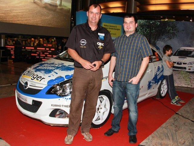 Wolfram Doberer mit seinen Bezirksblätter Opel Corsa OPC