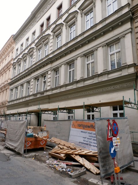 Fast fertig mit dem Abbau: Die Springergasse 9 ist bald wieder baustellenfrei. | Foto: Walter T.