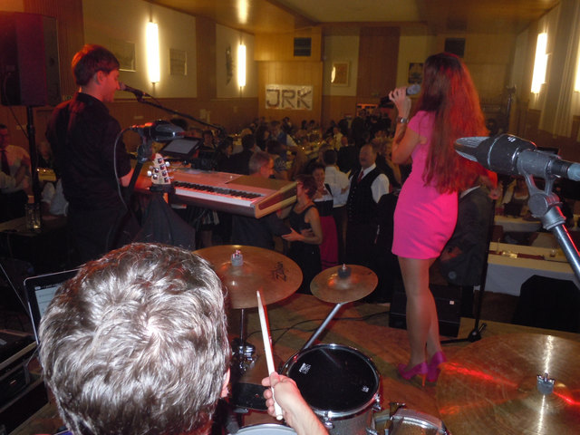 Die Zillertaler Toptanzband "OfftanG" bringt Stimmung in den Saal. | Foto: privat