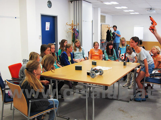 Medienkünstler Niki Passath bei einer GISAlab-Session im Rahmen der AVL Cultural Foundation